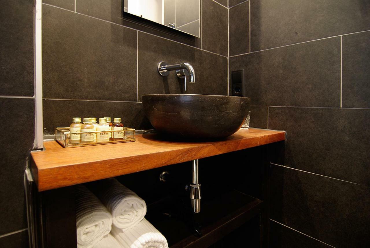 1637: Historic Canal View Suites Амстердам Екстериор снимка